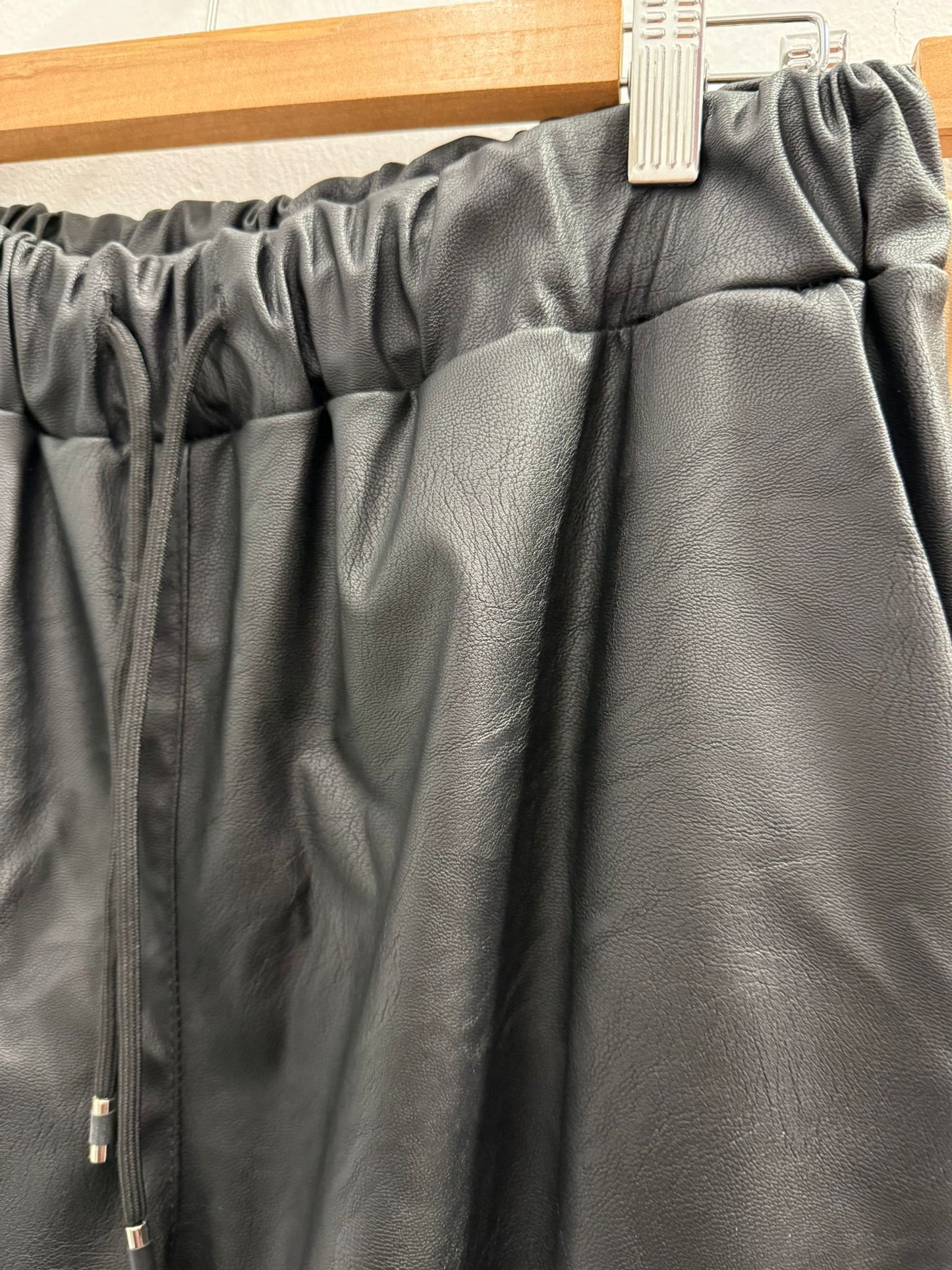 PANTALÓN CARGO CUERO