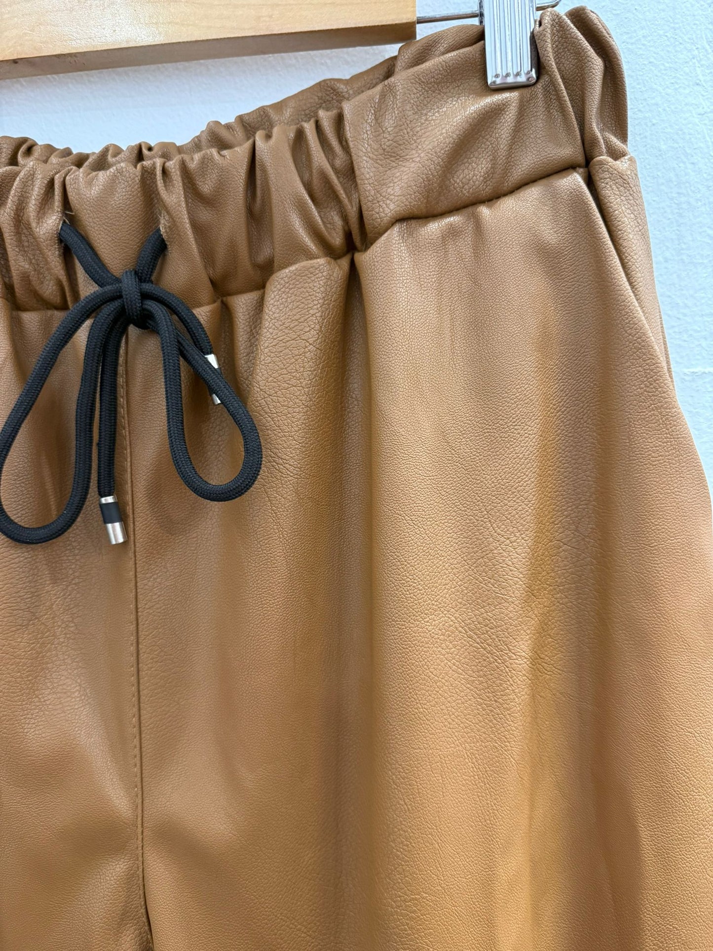 PANTALÓN CARGO CUERO